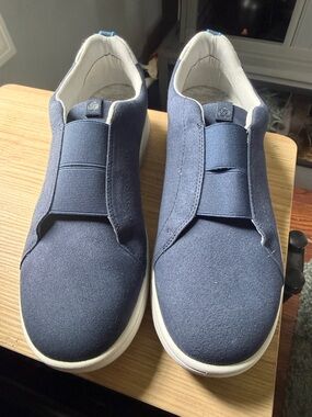 Slip-On Casual Sneakers in Navy Blue